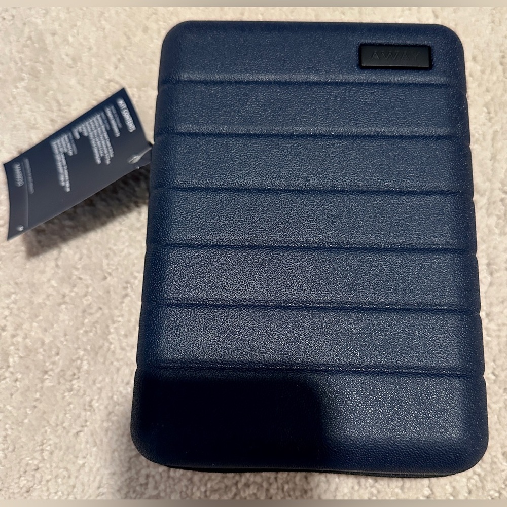 New (Apr2023) w/Tag Away United Polaris Amenities Kit with Amenities, Navy color